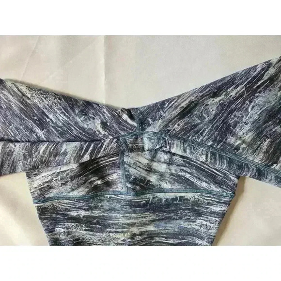 Lululemon Wunder Under Hi-Rise 7/8 Tight (Full-On Luxtreme 25". Size 4 - Picture 9 of 10